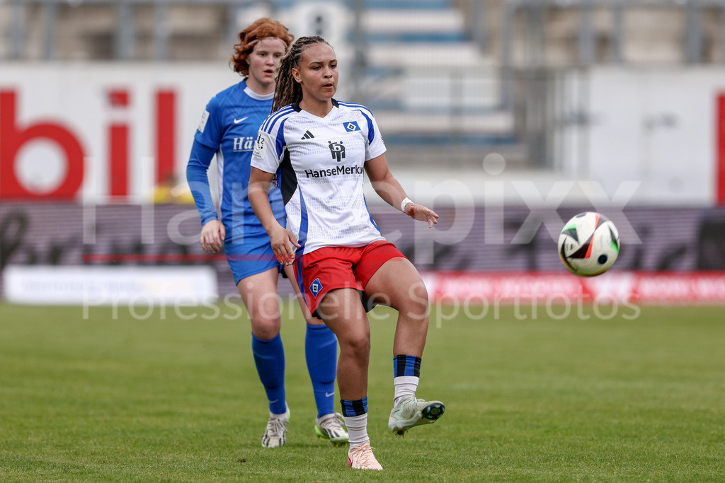 Fussball, 2. Frauen-Bundesliga, SV Meppen - Hamburger SV | Lisa Baum (Hamburger SV, 11) am Ball, Einzelbild, Ganzkörper, Aktion, Action, Spielszene, DIE DFB-RICHTLINIEN UNTERSAGEN JEGLICHE NUTZUNG VON FOTOS ALS SEQUENZBILDER UND/ODER VIDEOÄHNLICHE FOTOSTRECKEN. DFB REGULATIONS PROHIBIT ANY USE OF PHOTOGRAPHS AS IMAGE SEQUENCES AND/OR QUASI-VIDEO.