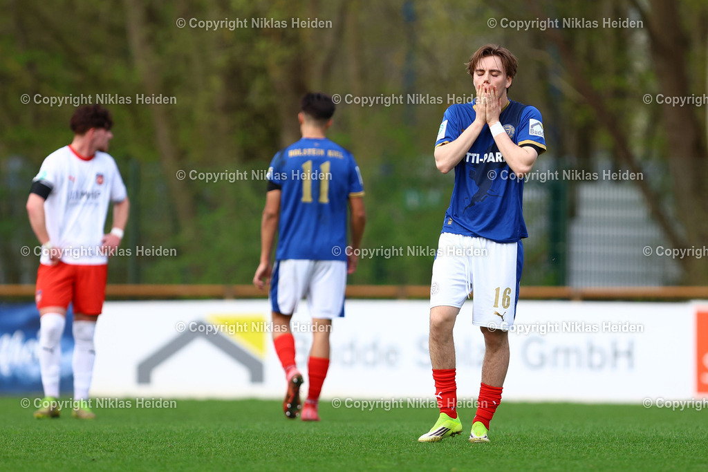 NH_HolsteinKielU19_1FCHeidenheimU19_DFBNachwuchsliga_18042026 | #16 Jonas Ahrens (Holstein Kiel U19) hadert mit einer vergebenen Chance.Fußball I Herren I U19 DFB-Nachwuchsliga Hauptrunde Liga A, Gruppe B I Saison 2025-2026 I 9. Spieltag I Holstein Kiel U19 - 1. FC Heidenheim U19 I 18.04..2026 I Citti-Fußball-Park