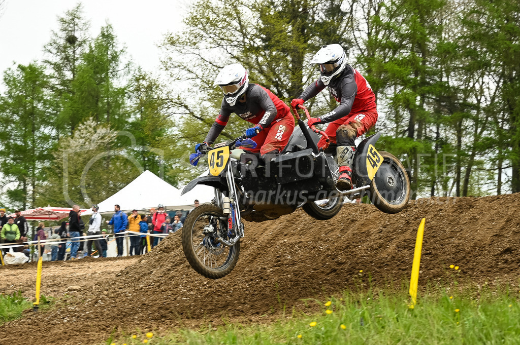 Motocross Schlatt bei Winterthur - 30. April 2023 | #45 Scherrer Yannick / Scherrer Severin aus Zwingen (CH) auf VMC Zabel in der Kategorie Seitenwagen am Motocross Schlatt bei Winterthur, 30. April 2023. 
Instagram: @mx_schlatt | @mc_wila | @sam_schweiz
Bild: Sportfotografie Markus Aeschimann | www.markus-aeschimann.ch - Realisiert mit Pictrs.com