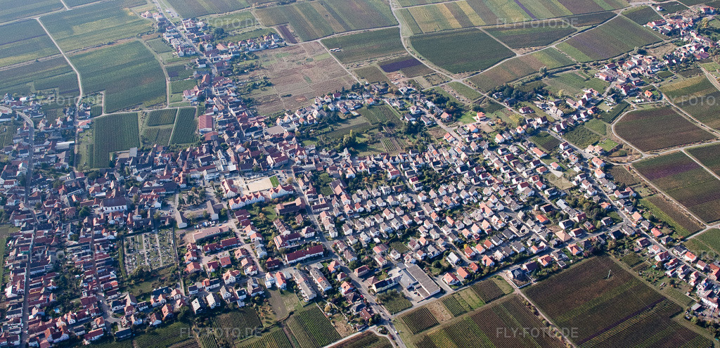 Luftbild: Panorama vom Ortsbereich und der Umgebung an der Weinstraße im Ortsteil Diedesfeld in Neustadt im Bundesland Rheinland-Pfalz in Deutschland. Foto: IMG_22095-Bearbeitet.jpg vom 15.10.2009 durch Werner Riehm/FLY-FOTO.deAuflösung des Originals: 6110 x 2956 px