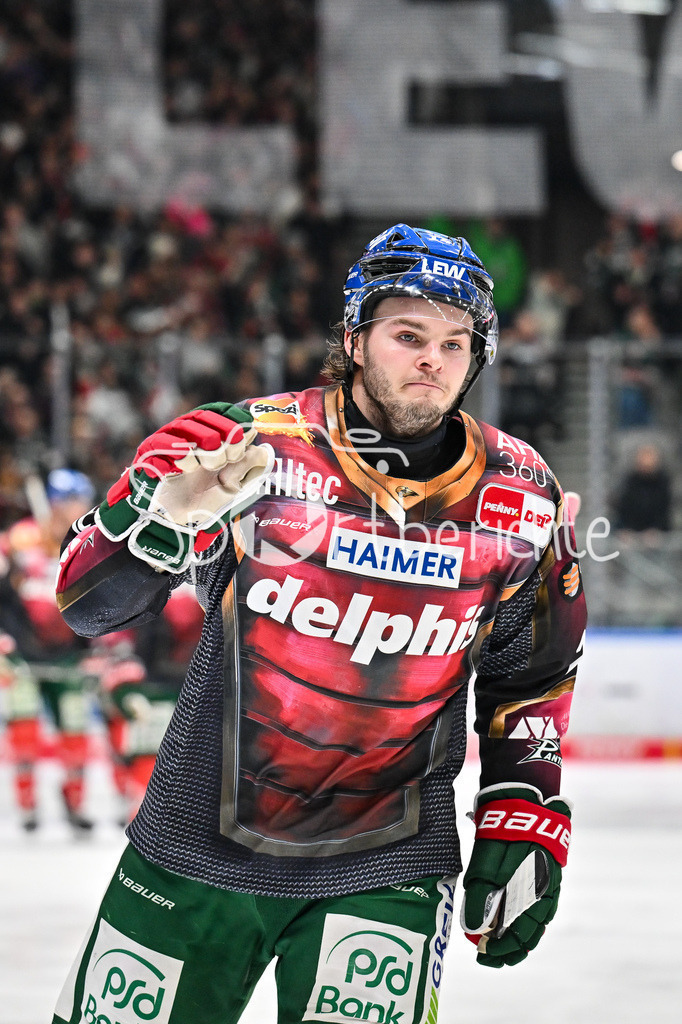 Augsburger Panther - Dresdner Eislöwen | AUGSBURG, DEUTSCHLAND - 06. MÄRZ: Jubel der Augsburger nach dem Treffer zum 5-2 durch D. J. BUSDEKER (Augsburger Panther 14) / Tor / Torschuetze / Freude / Happy / während dem Match zwischen den Augsburger Panthern und den Dresdner Eislöwen am 49. Spieltag der Penny DEL im Curt Frenzel Stadion
