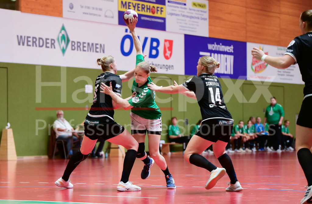 Handball, 2. Bundesliga Frauen, SV Werder Bremen - Kurpfalz Bären | Lena Sophie Stitzel (Kurpfalz Bären, 80), Denise Engelke (SV Werder Bremen, 18) und Ina Scheffler (Kurpfalz Bären, 14) im Dreikampf, Zweikampf, Spielszene, Aktion, Action