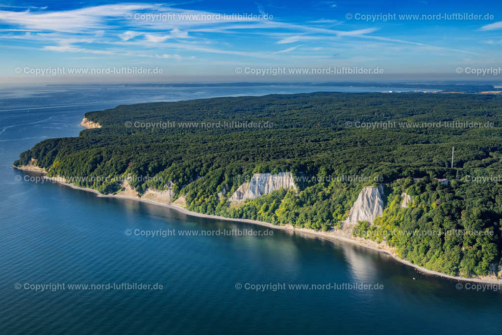 Rügen_Kreidefelsen_Königsstuhl_ELS_6983100822 | LOHME 10.08.2022 Felsen- Küsten- Landschaft an der Steilküste - Kreidefelsen Königstuhl - in Lohme an der Ostseeküste im Bundesland Mecklenburg-Vorpommern, Deutschland. Weiterführende Informationen bei: Nationalpark-Zentrum KÖNIGSSTUHL Sassnitz gemeinnützige GmbH. // Rock Coastline on the cliffs - Kreidefelsen Koenigstuhl - in Lohme at the baltic sea coast in the state Mecklenburg - Western Pomerania, Germany. Further information at: Nationalpark-Zentrum KOeNIGSSTUHL Sassnitz gemeinnuetzige GmbH. Foto: Martin Elsen