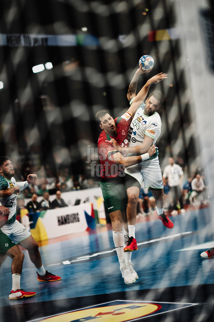 Handball | Herren | EHF EURO 2024 | European Championshop Men 2024 Final Tournament | Slowenien vs. Portugal | 19.01.2024 | Dean Bombac (#44, Slowenien, SLO) beim Torwurf gegen Alexandre Cavalcanti (#24, Portugal, POR)