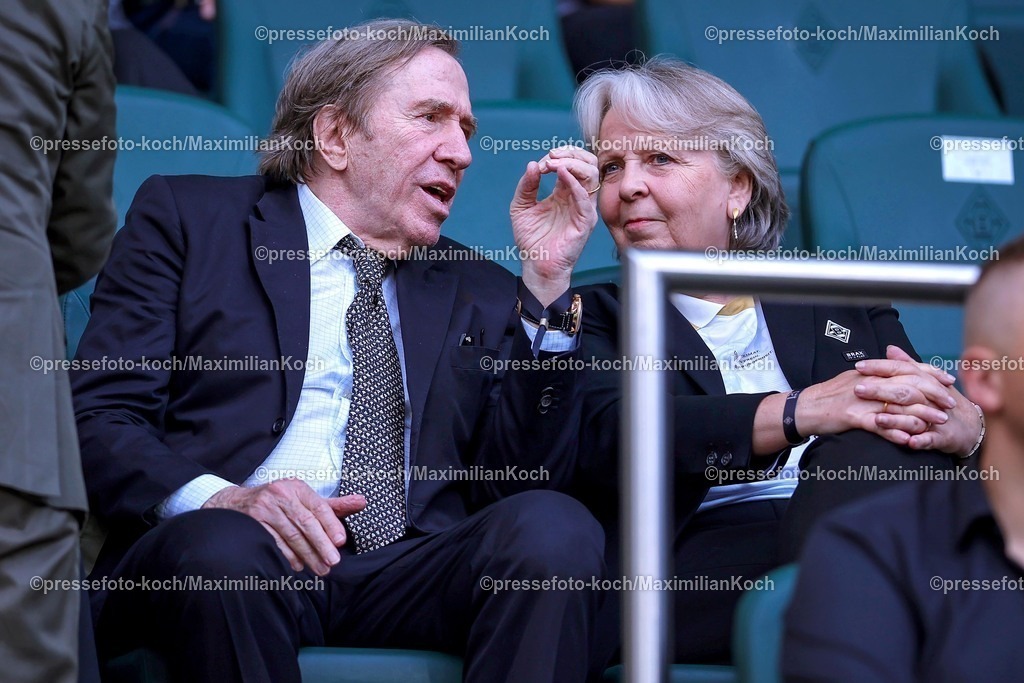 BMG02082501110 | 02.08.2025, Fußball, Borussia Mönchengladbach - FC Valencia, 125 Jahrfeier Jubiläumsspiel, Borussia-Park, Saison 2025 2026: Guenter NETZER und Vizepraesidentin Hannelore KRAFT (Gladbach)  DFB regulations prohibit any use of photographs as image sequences and or quasi-video.