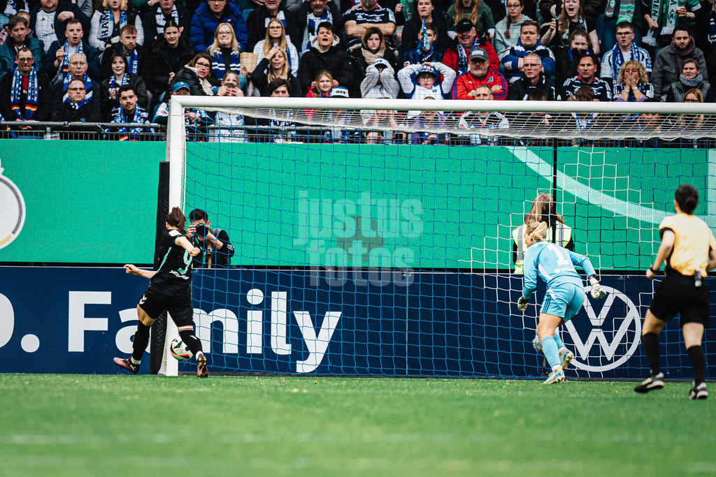 Fußball | Frauen | Saison 2024/2025  | DFB-Pokal der Frauen | Halbfinale | Hamburger SV vs. Werder Bremen | 23.03.2025 | Sophie Weidauer (#9, Werder Bremen) schießt ein Tor