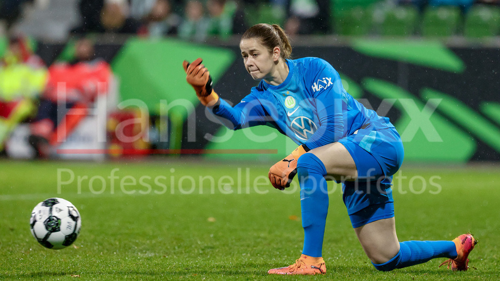 Fussball, DFB-Pokal Frauen, VfL Wolfsburg - SC Freiburg | Stina Johannes (Torhüterin, VfL Wolfsburg, 1) am Ball, Freisteller, Einzelbild, Ganzkörper, Aktion, Action, Spielszene, DIE DFB-RICHTLINIEN UNTERSAGEN JEGLICHE NUTZUNG VON FOTOS ALS SEQUENZBILDER UND/ODER VIDEOÄHNLICHE FOTOSTRECKEN. DFB REGULATIONS PROHIBIT ANY USE OF PHOTOGRAPHS AS IMAGE SEQUENCES AND/OR QUASI-VIDEO.