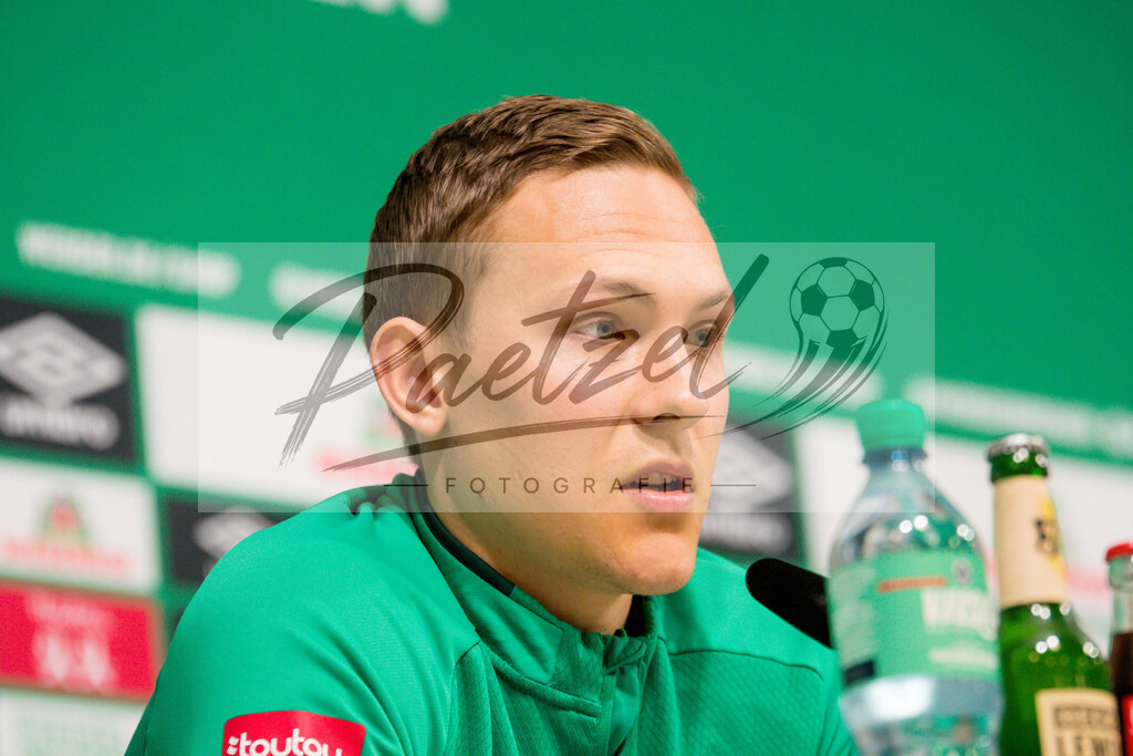20200218_PKWEBR_0014 | Fussball, Herren: Ludwig Augustinsson (SV Werder Bremen) schaut waehrend der Pressekonferenz des SV Werder Bremen im Presseraum des wohninvest Weserstadion am 18.02.2020 in Osnabrueck, Deutschland. - Realisiert mit Pictrs.com