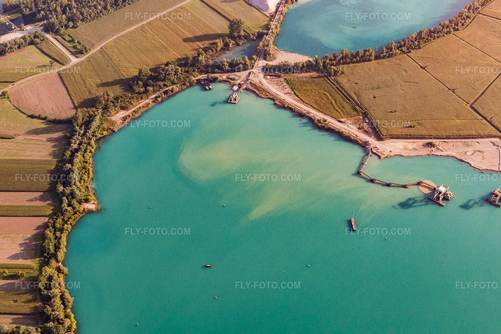 Aerial view: Gravières Sablières Veltz-Vix quarry lakes in Gambsheim in the state Bas-Rhin, France.Photo: P1000971.jpg taken on 09/15/2014 by Werner Riehm/FLY-FOTO.comResolution of the original: 5472 x 3648 pxGravière sablière Strasbourg pour achat de gravier, sable, béton :  livraison vers Haguenau, Illkirch, Brumath, Obernai - Veltzvix