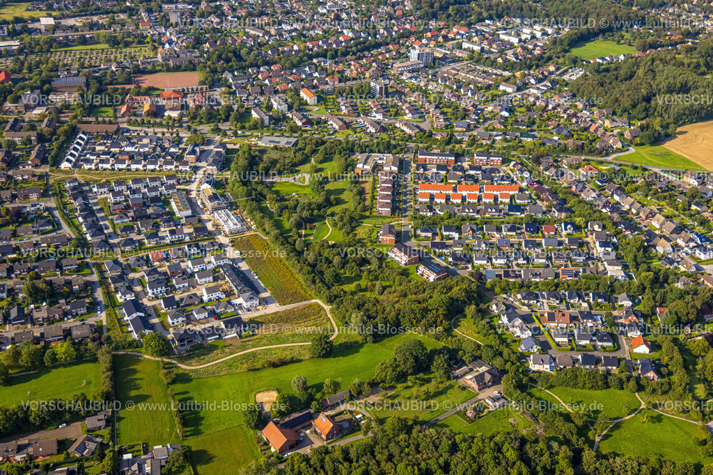 Beckum230805698Neubeckum | Luftbild, Baustelle mit Neubau Wohnhäuser zwischen Schlehenstraße und Holunderweg, Park grüne Lunge, Neubeckum, Beckum, Münsterland, Nordrhein-Westfalen, Deutschland