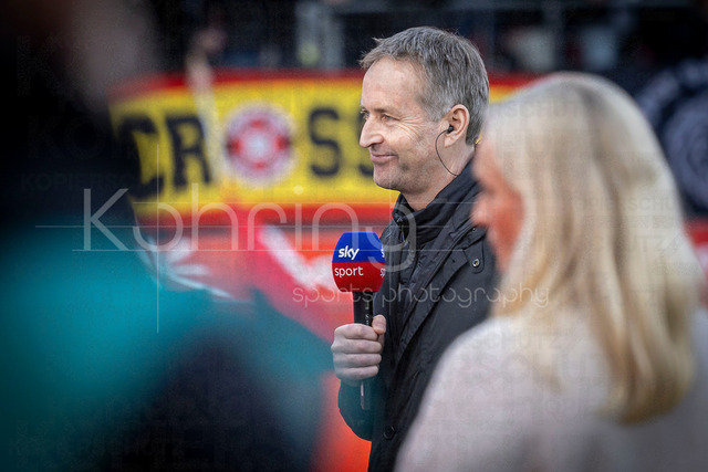 German Bundesliga, Bayer 04 Leverkusen vs. SV Werder Bremen, 24.01.2026 | LEVERKUSEN, GERMANY - JANUARY 24: Kasper Hjulmand (Head Coach Bayer 04 Leverkusen) interviewed by Sky during the German Bundesliga match on gameday 19 between Bayer 04 Leverkusen vs. SV Werder Bremen at BayArena on January 24, 2026 in Leverkusen, Germany. DFL REGULATIONS PROHIBIT ANY USE OF PHOTOGRAPHS AS IMAGE SEQUENCES AND/OR QUASI-VIDEO.