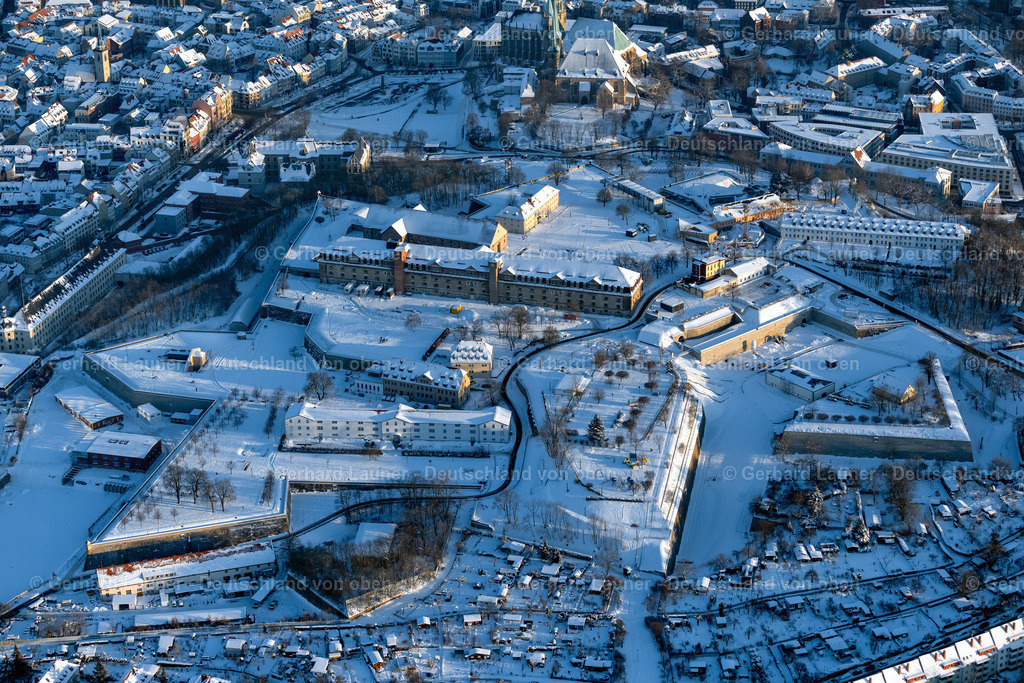 4045068 | ERFURT 14.02.2021 Winterlich schneebedeckte Sehenswürdigkeit und Tourismus- Attraktion des Geschichts- Denkmal Defensionskaserne an der Peterskirche auf der Zitadelle Petersberg im Ortsteil Altstadt in Erfurt im Bundesland Thüringen, Deutschland. Weiterführende Informationen bei: Erfurt Tourismus und Marketing GmbH. // Wintry snowy facade of the monument Defensionskaserne on Peterskirche on Zitadelle Petersberg in the district Altstadt in Erfurt in the state Thuringia, Germany. Further information at: Erfurt Tourismus und Marketing GmbH. Foto: Gerhard Launer