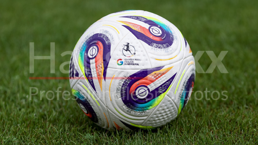 Fussball, Testspiel Frauen, SV Werder Bremen - Cerezo Osaka Yanmar Ladies | Der Spielball liegt auf dem Spielfeld, Rasen, Gras, Boden, Google Pixel Frauen-Bundesliga, adidas, Konektis, Pro, Precisionshell, Speedshell, Symbolfoto, Symbol, Symbolbild Fussball, Fußball, Ball, Offizieller Ball, Offizieller Spielball, Offical Match Ball, Offical Matchball