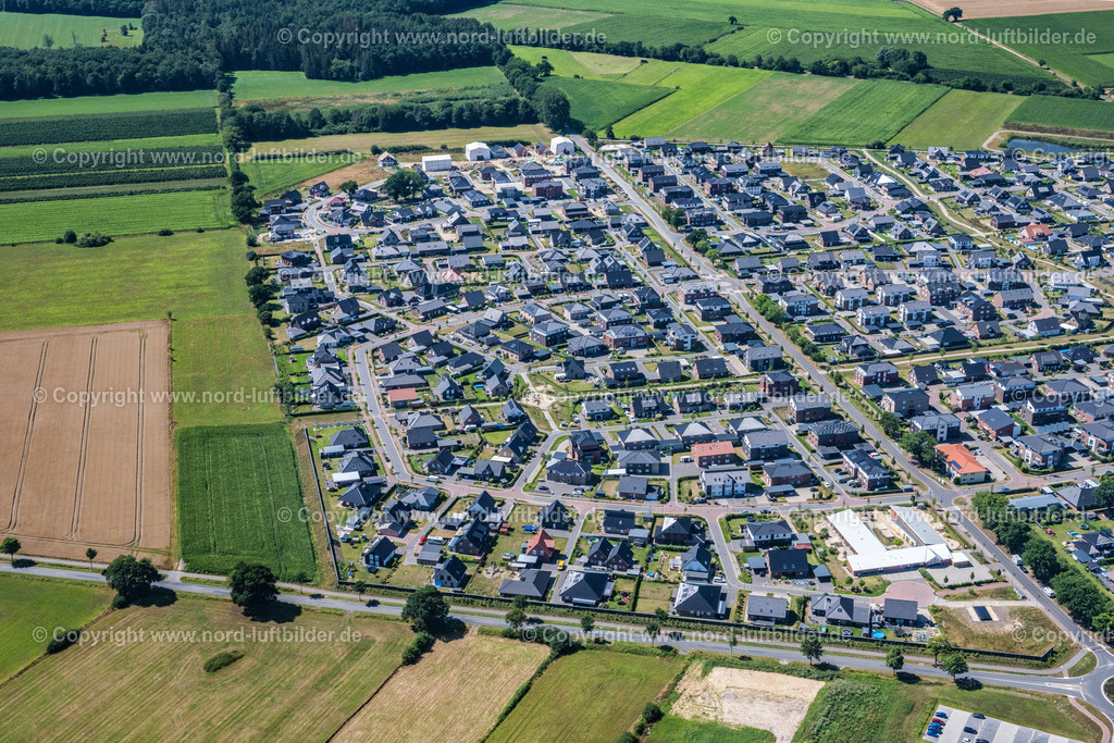 Harsefeld_Ortsansicht_Neubaugebiet_ELS_4871020822 | HARSEFELD 02.08.2022 Wohngebiet - Mischbebauung der Mehr- und Einfamilienhaussiedlung am Leerkenweg - Neuenteicher Weg in Harsefeld im Bundesland Niedersachsen, Deutschland. // Residential area - mixed development of a multi-family housing estate and single-family housing estate in Harsefeld in the state Lower Saxony, Germany. Foto: Martin Elsen
