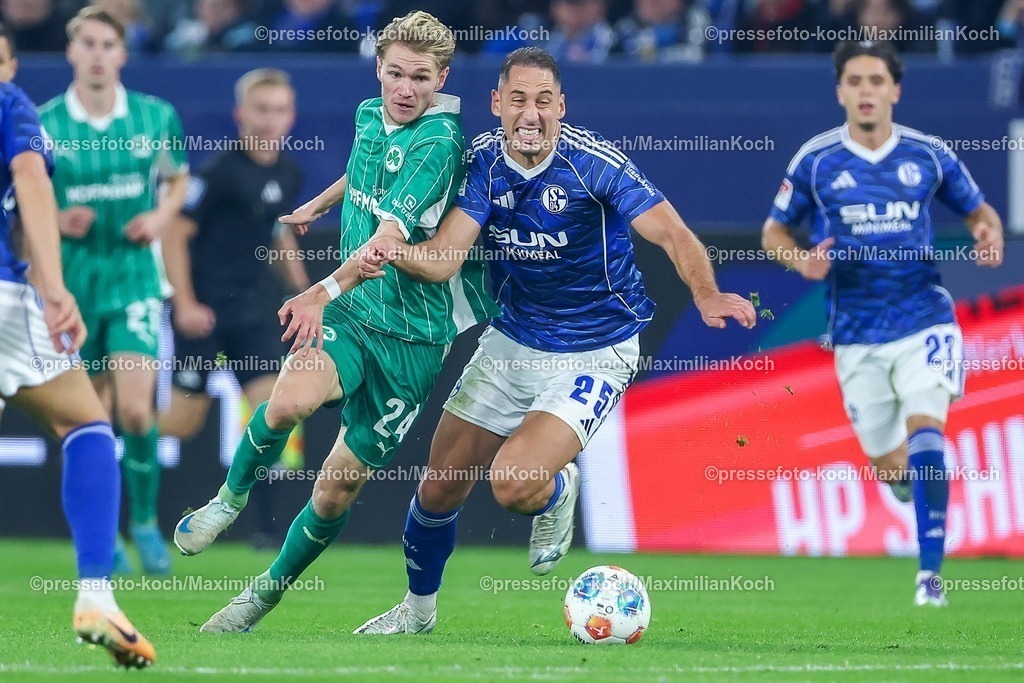S0426092501156 | 25.09.2025, Fußball, FC Schalke 04 - SpVgg Greuther Fürth, 7.Spieltag, 2. Fußball Bundesliga, Veltins-Arena Gelsenkirchen, Saison 2025 2026: Marco John (Greuther Fürth #24) im Zweikampf gegen  Nikola Katic (Schalke04 #25) DFB regulations prohibit any use of photographs as image sequences and or quasi-video.