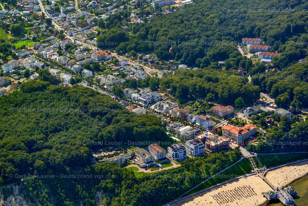 3637787 | SELLIN 25.08.2016 Ortsansicht der Straßen und Häuser der Wohngebiete entlang der Wilhelmstraße in Sellin an der Ostseeküste im Bundesland Mecklenburg-Vorpommern, Deutschland. // Town View of the streets and houses of the residential areas along the Wilhelmstrasse in Sellin at the baltic coast in the state Mecklenburg - Western Pomerania, Germany. Foto: Gerhard Launer
