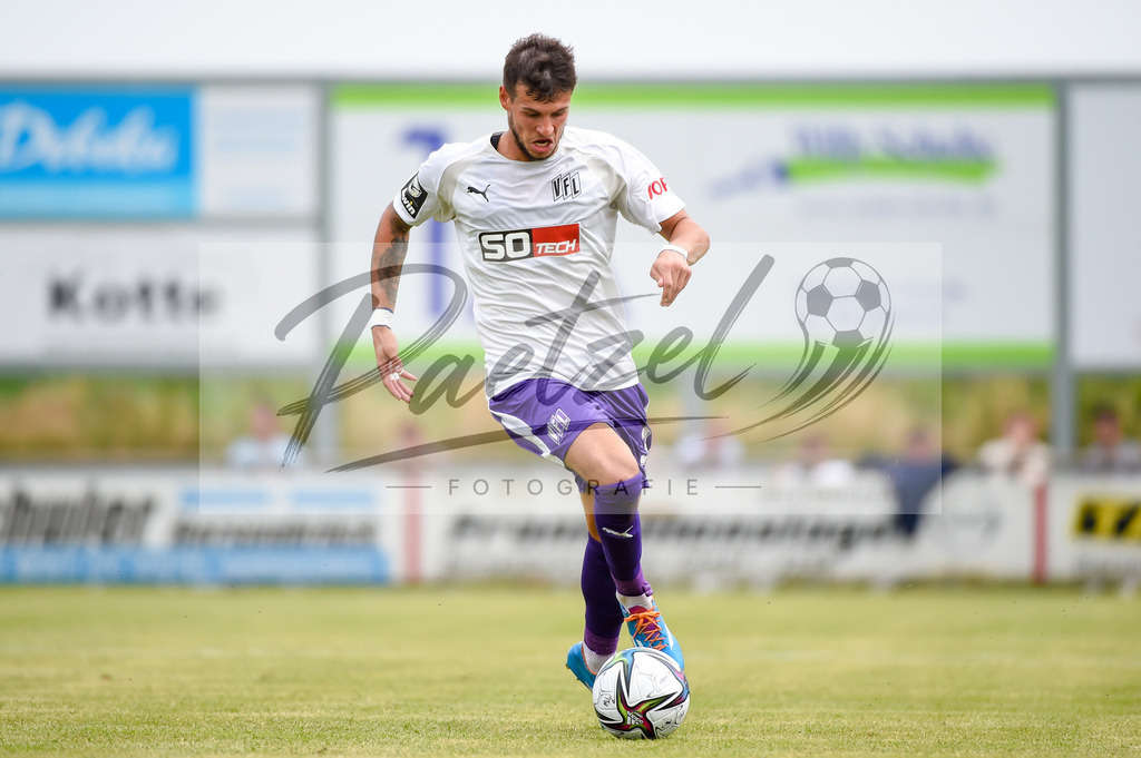 BSBOSN_20210626_0091 | Fussball, Herren: Testspieler Andreas Wiegel in Aktion, am Ball, Einzelaktion beim Testspiel zwischen TuS Bersenbrueck und VfL Osnabrueck im Hasestadion am 26.06.2021 in Bersenbrueck, Deutschland. - Realisiert mit Pictrs.com