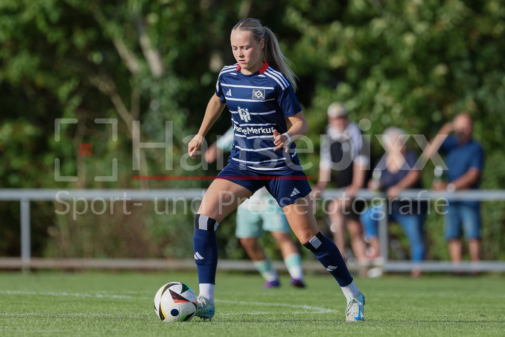 Fussball, Testspiel Frauen, Hamburger SV - SV Werder Bremen | v.li.: Mia Büchele (Hamburger SV, 17) am Ball, Einzelbild, Ganzkörper, Aktion, Action, Spielszene