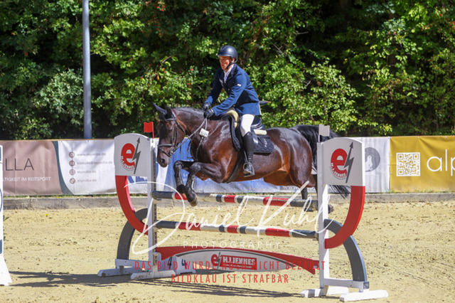 DKP43135 | Deine Turnierfotos vom Reitturnier online kaufen: Dressur, Springen & Siegerehrung. Professionelle Pferdefotografie aus dem Rheinland – als Download & Print.Alternative: Turnierfotograf für den Pferdesport: Finde deine Fotos von Dressur- und Springturnier