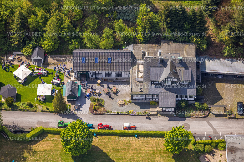 Brilon240503676 | Luftbild, Forsthaus Waldsee Restaurant Fachwerkhaus, sommerliche Außengastronomie auf der Wiese mit Sonnenschirmen, Gudenhagen, Brilon, Sauerland, Nordrhein-Westfalen, Deutschland