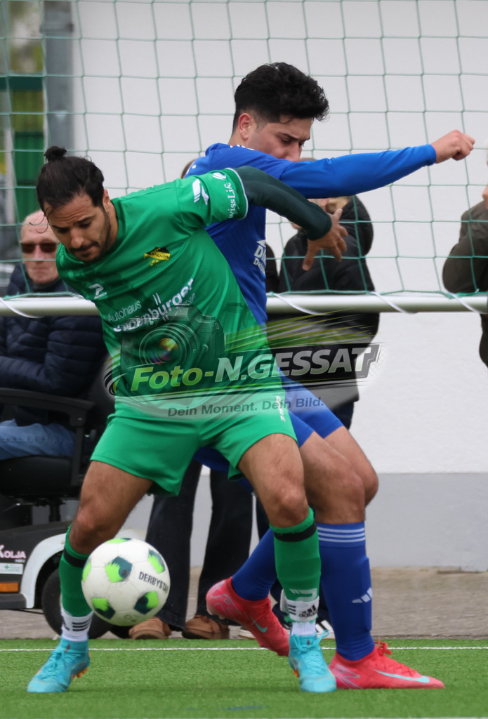 SC Enger - SV Enger-Westerenger | Auf dem Bild zu sehen: grün SC Enger: Jack Aygül ; blau SV Enger-Westerenger: Abdullah SolakSC Enger, SV Enger-Westerenger, Saison 25/26, Kreisliga A, Enger, Deutschland - Realisiert mit Pictrs.com