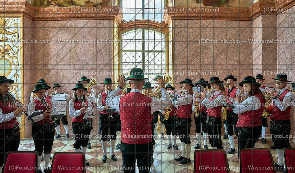 ALP0128_XXXIX_Chopin-Festival_Eroeffnung_Musikverein Gaming | (C)FotoLois.com, Alois Spandl, XXXIX. internationales CHOPIN-Festival in der Kartause Gaming, Eröffnung des Festivals mit Einmarsch der Goldhaubengruppe Lackenhof mit der Musikkapelle Gaming sowie den Ehrengästen und Eröffnungsansprachen in der Barockbibliothek, Fr 4. August 2023.