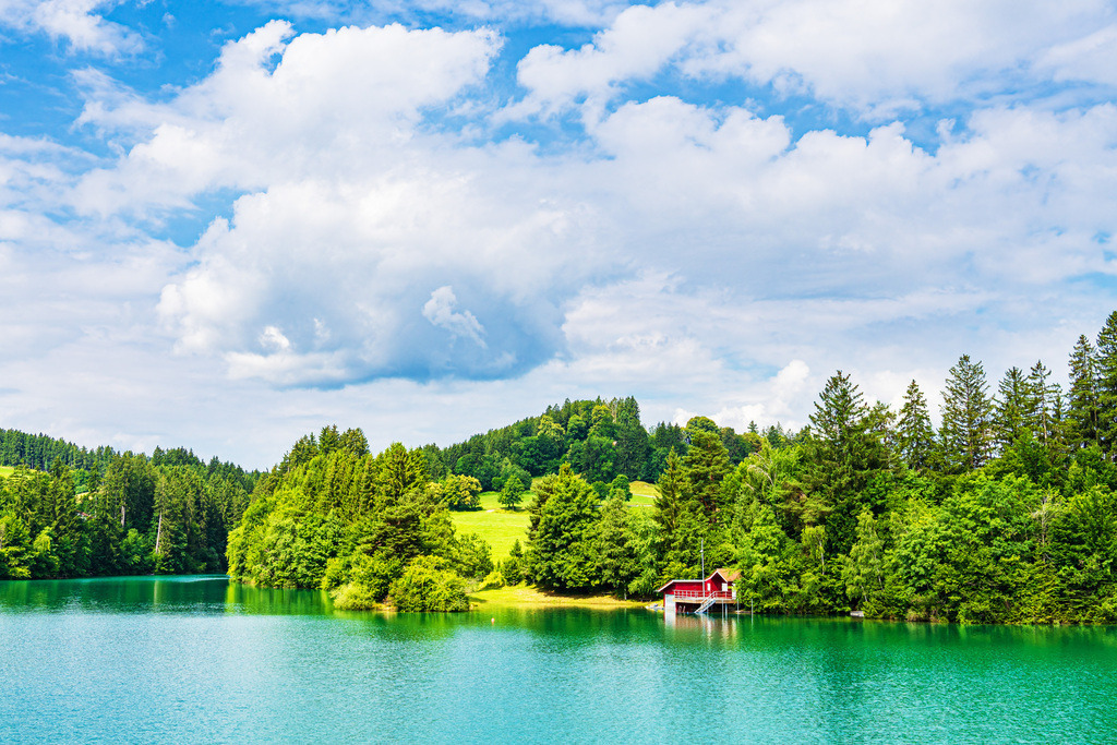 Rotes Holzhaus mit Badesteg am Forggensee bei Füssen | Rotes Holzhaus mit Badesteg am Forggensee bei Füssen.