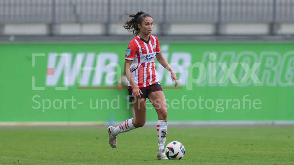 Fussball, Testspiel Frauen, VfL Wolfsburg - PSV Eindhoven | v.li.: Shanique Dessing (PSV Eindhoven, 18) am Ball, Einzelbild, Ganzkörper, Aktion, Action, Spielszene