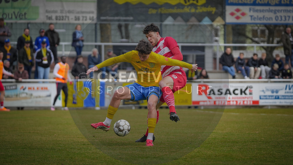 Fußball, Herren, Saison 2025/2026, Regionalliga Nordost, 26. Spieltag, FSV 63 Luckenwalde vs. Greifswalder FC, Samstag 14.03.2026, Werner-Seelenbinder-Stadion Luckenwalde, | Fußball, Herren, Saison 2025/2026, Regionalliga Nordost, 26. Spieltag, FSV 63 Luckenwalde vs. Greifswalder FC, Samstag 14.03.2026, Werner-Seelenbinder-Stadion Luckenwalde, Im Bild: Mike Bachmann (l. Luckenwalde) und Jannis Farr (r. Greifswald) - Realisiert mit Pictrs.com