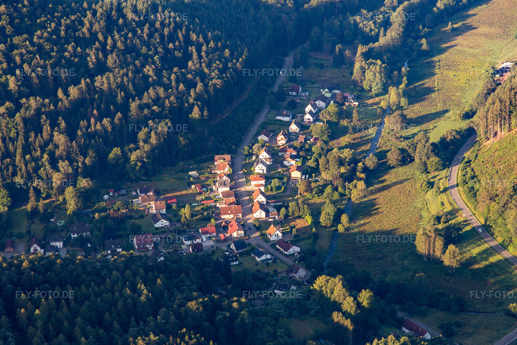 Luftbild: Ortsansicht von Norden im Ortsteil Salzwoog in Lemberg im Bundesland Rheinland-Pfalz in Deutschland. Foto: IMG_143093.jpg vom 06.08.2024 durch Werner Riehm/FLY-FOTO.de