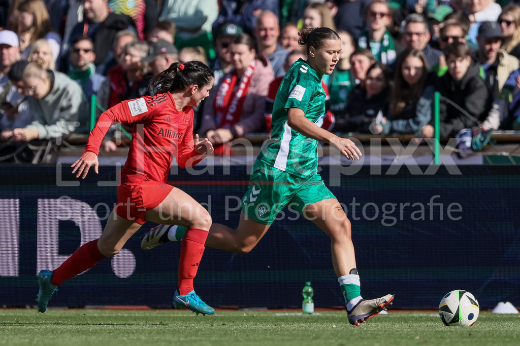 Fussball, Google Pixel Frauen-Bundesliga, SV Werder Bremen - FC Bayern München | v.li.: Tuva Hansen (FC Bayern München, 6) und Larissa Mühlhaus (SV Werder Bremen, 7) im Laufduell, Zweikampf, Duell, Dynamik, Aktion, Action, Spielszene, DIE DFB-RICHTLINIEN UNTERSAGEN JEGLICHE NUTZUNG VON FOTOS ALS SEQUENZBILDER UND/ODER VIDEOÄHNLICHE FOTOSTRECKEN. DFB REGULATIONS PROHIBIT ANY USE OF PHOTOGRAPHS AS IMAGE SEQUENCES AND/OR QUASI-VIDEO.