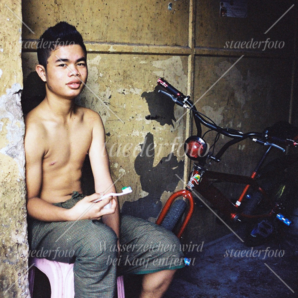 Junge_vor_Fahrrad | Der Fotograf für Portraitfotografie aus Berlin | staederfoto.de - Realisiert mit Pictrs.com