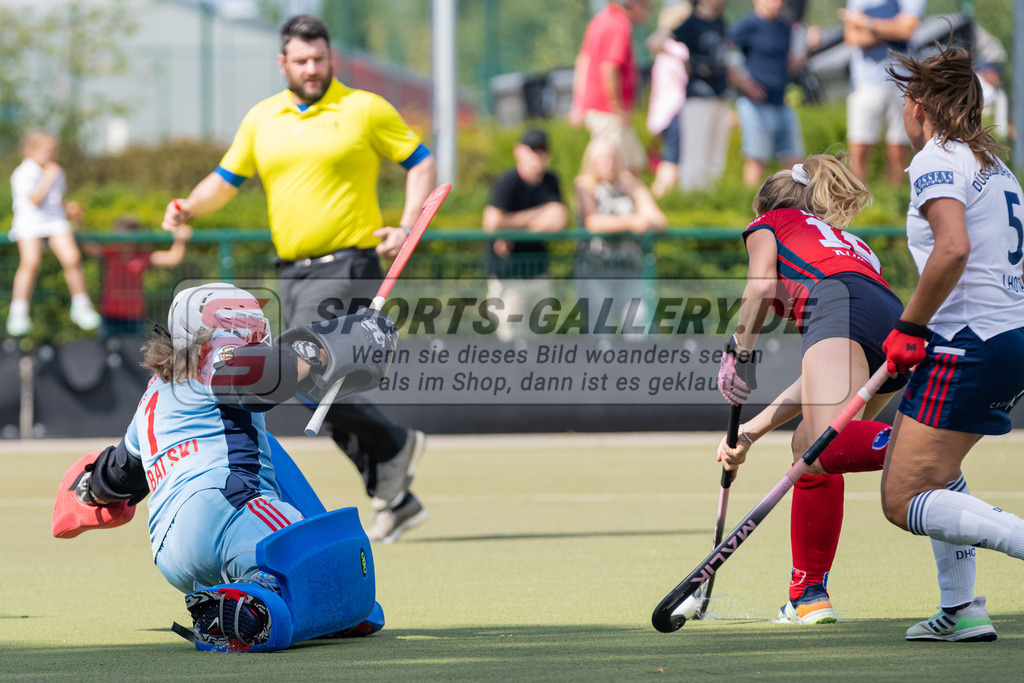 HK_20220903_109560 | 1. Bundesliga Damen Düsseldorfer HC - Berliner HC am 3.9.2022 DHC Düsseldorf, Düsseldorf , Nathalie Kulbatzki ( Torfrau Düsseldorfer HC #1 ) , Philine Drumm ( Berliner HC #19 )