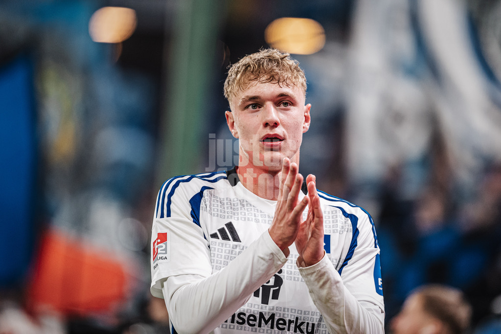 Fußball | Männer | Saison 2024/2025 | 2. Fußball-Bundesliga | 25. Spieltag | Hamburger SV vs. Fortuna Düsseldorf | 08.03.2025 | Adam Karabec (#17, HSV) applaus für die Fans