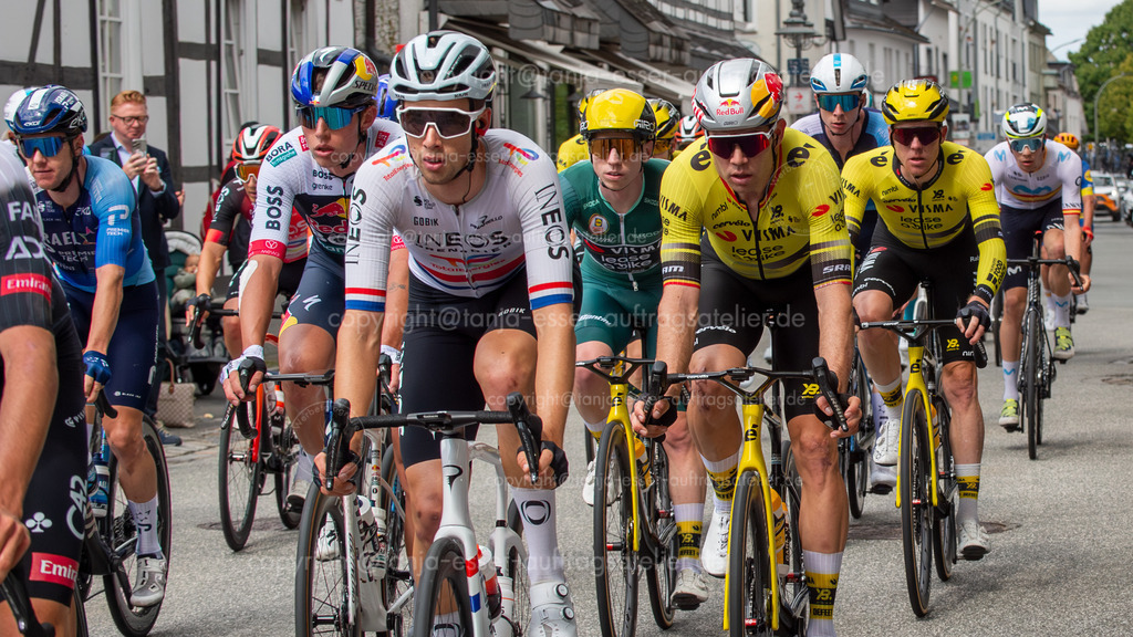 Lidl Deutschlandtour UAE Team Hauptfeld 3. Etappe in Brilon Hauptfeld Nahaufnahme | Brilon, Nordrhein-Westfalen, Deutschland – 23. August 2025: Lidl Deutschlandtour Professionelles Radrennen, 3. Etappe, Hauptfeld. Gesichter von links nach rechts: Team Israel Premier Tech Simon James Clark, Team Red Bull Bora Hansgrohe Laurence Pithie, Team Ineos Grenadiers Samuel Watson (bester Nachwuchsfahrer), Team Visma Lease a bike Matthew Brennan (führend nach Punktewertung), Team Visma Lease a Bike Wout van Aert. 