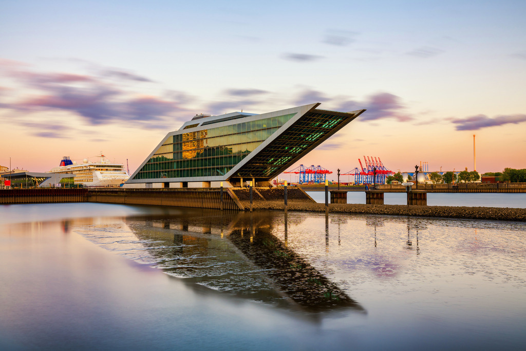 hamburger hafen abend am dockland leinwandbild | Kaufen Sie Hamburg Bilder und Hamburg Fotos auf Leinwand, Acrylglas, Alu-Dibond, oder als Poster in Hamburgs großer Onlinegalerie. Elbphilharmonie Bilder, Hamburger Hafen, Speicherstadt, Alster und viel mehr.