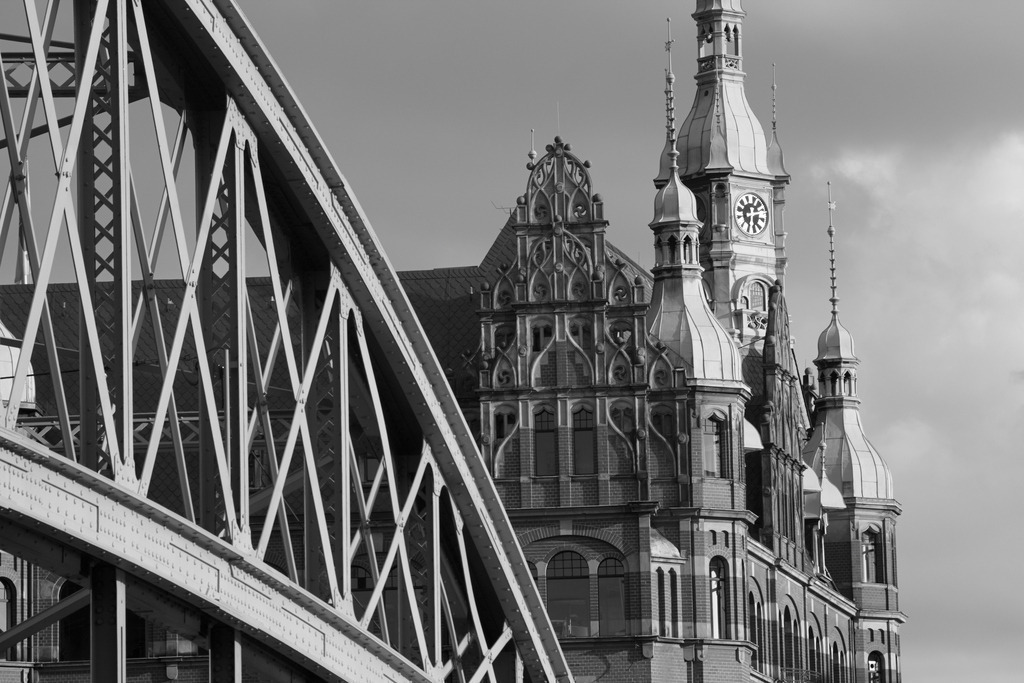 speicherstadt detail | Kaufen Sie Hamburg Bilder und Hamburg Fotos auf Leinwand, Acrylglas, Alu-Dibond, oder als Poster in Hamburgs großer Onlinegalerie. Elbphilharmonie Bilder, Hamburger Hafen, Speicherstadt, Alster und viel mehr.