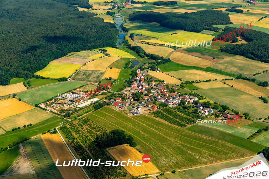 Das Luftbild zeigt : Eckersbach Schlüsselfeld - Die Luftaufnahme wurde 2023 vom UL-Flugzeug aus erstellt ( keine Drohne ) - Hochauflösende Luftaufnahme - Für grossformatige Ausdrucke geeignet. Die Geschenkidee !Mit Lizenz und Bildrechte bestellbar