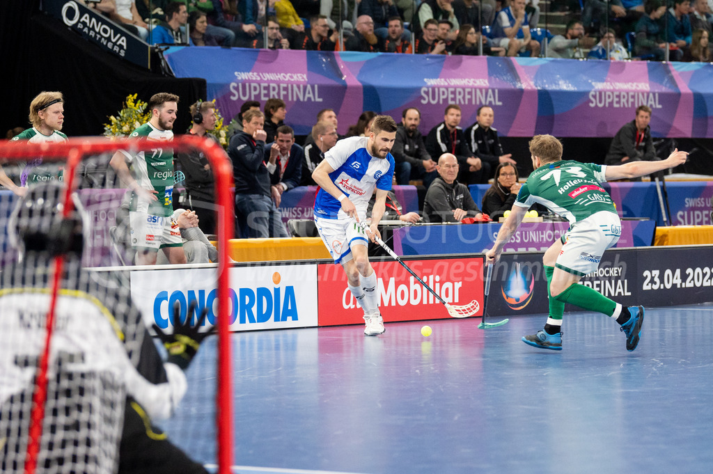 SV Wiler-Ersigen vs GC Unihockey - 23. April 2022 | SV Wiler-Ersigen vs GC Unihockey
Stimo Arena, Kloten
#21 Paolo Riedi (GC Unihockey) gegen #73 Andrin Hollenstein (SV Wiler-Ersigen).
Bild: Sportfotografie Markus Aeschimann | www.markus-aeschimann.ch - Realisiert mit Pictrs.com