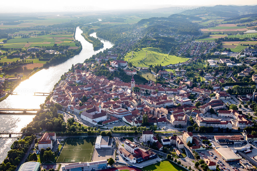 Vue aérienne: Vieille ville vue du sud-ouest à Ptuj dans le département Slovénie, Slovénie. Photo: IMG_137311.jpg prise le 08/07/2023 par Werner Riehm/FLY-FOTO.euRésolution de l'original: 5472 x 3648 px