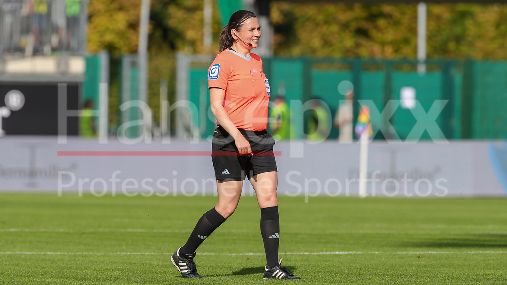 Fussball, Google Pixel Frauen-Bundesliga, VfL Wolfsburg - Bayer 04 Leverkusen | v.li.: FIFA-Schiedsrichterin Angelika Söder, DIE DFB-RICHTLINIEN UNTERSAGEN JEGLICHE NUTZUNG VON FOTOS ALS SEQUENZBILDER UND/ODER VIDEOÄHNLICHE FOTOSTRECKEN. DFB REGULATIONS PROHIBIT ANY USE OF PHOTOGRAPHS AS IMAGE SEQUENCES AND/OR QUASI-VIDEO.