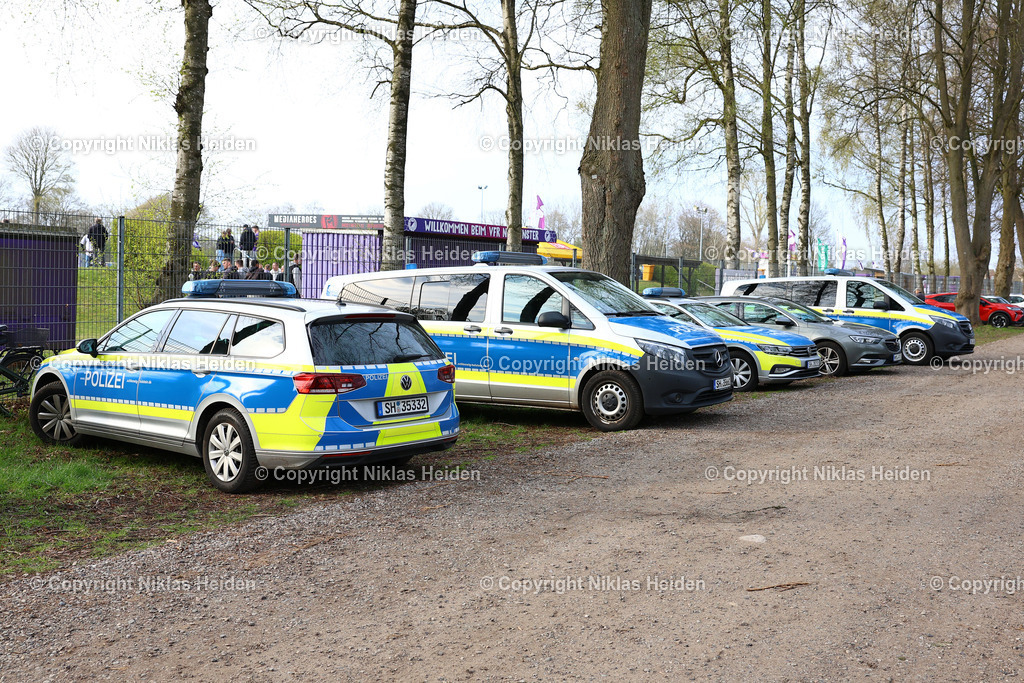 NH_VfRNeumuenster_PSVNeumuenster_FlensOberliga_15042026 | Die Polizei zeigte starke Präsenz beim Flens-Oberliga-Spiel zwischen dem VfR Neumünster und dem PSV Union Neumünster.Fußball I Herren I Flens Oberliga I Saison 2025-2026  I 19. Spieltag I VfR Neumünster - PSV Union Neumünster I 15.04.2026 I VfR Stadion HSP (Grümmi Arena)