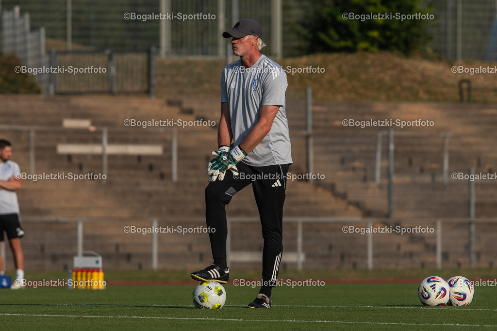 Torwarttrainer Sven Beuckert | 20.08.2025, Fußball, SC Victoria Mennrath - MSV Duisburg, Niederrheinpokal, Saison 2025/26: Torwarttrainer Sven Beuckert (MSV Duisburg) wartet auf seine Torhüter - Realisiert mit Pictrs.com