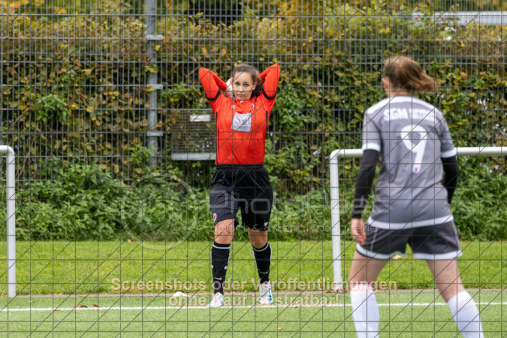 20251005_123800_0552 | #,1.Göppinger SV (rot) vs. SGM Aufhausen/Nellingen (grau), Fußball, Frauen-Regionenliga 3 - WfV, 04. Spieltag, Saison 2025/2026, Kunstrasenplatz Nord, Hohenstaufenstr. 116, 73033 Göppingen, 05.10.2025 - 11:00 Uhr,Foto: PhotoPeet-Sportfotografie/Peter Harich