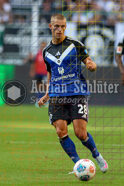 Borussia Mönchengladbach vs Hamburger SV - Bundesliga  | Mönchengladbach, Deutschland, 24.08.25:   Miro Muheim (Hamburger SV) in Aktion am Ball, Einzelaktion waehrend des Spiels der Bundesliga zwischen Borussia Mönchengladbach vs Hamburger SV im Stadion im Borussia Park(Foto von Brauer-Fotoagentur / Adrian Schlueter)