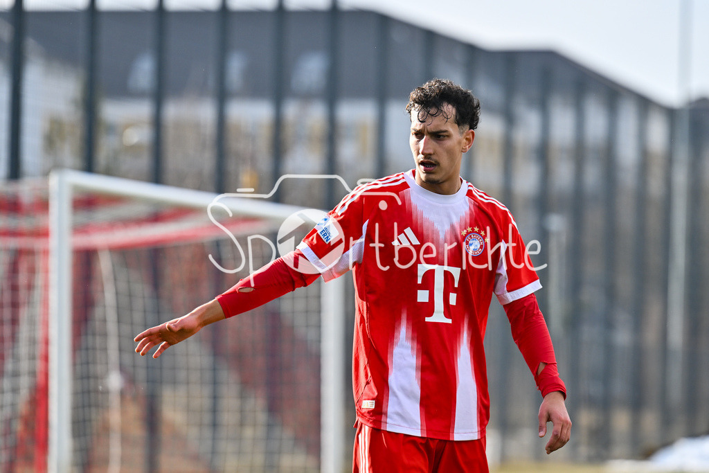 FC Bayern Amateure - FC Viktoria Pilsen U23 | MUNICH, GERMANY - 03. FEBRUARY: im Bild Mudaser SADAT (FC Bayern München II 8) / Einzelfoto / Freisteller während dem Testspiel zwischen den Amateuren des FC Bayern und dem FC Viktoria Pilsen B am FC Bayern Campus