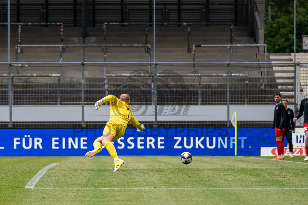 Stuttgarter Kickers vs. SG Sonnenhof Großaspach, Fussball, Regionalliga Suedwest, 34. Spieltag, 16.05.2026 | Maximilian Reule (SG Sonnenhof Großaspach, #01) kassiert das 1:0,Stuttgarter Kickers vs. SG Sonnenhof Großaspach, Fussball, Regionalliga Suedwest, 34. Spieltag, 16.05.2026