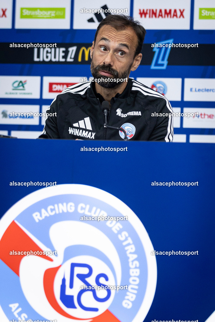 _B7A4955 | Hugo Oliveira, head coach of Racing Club de Strasbourg Alsace, speaks during a press conference at Stade de la Meinau in Strasbourg, France, on October 23, 2026, ahead of the Ligue 1 match against Stade Rennais FC. - Realisiert mit Pictrs.com