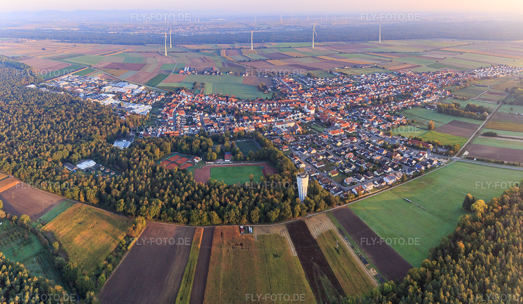 Luftbild: Ortsansicht von Süden in Hatzenbühl im Bundesland Rheinland-Pfalz in Deutschland. Foto: IMG_129746-Pano.jpg vom 10.10.2021 durch Werner Riehm/FLY-FOTO.deAuflösung des Originals: 5530 x 3220 px
