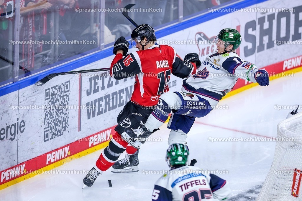KEC20042601081 | 20.04.2026, Eishockey, DEL Halbfinale Play-Offs, Kölner Haie - Eisbären Berlin, Spiel 6, Lanxess-Arena Köln: Louis-Marc Aubry (Kölner Haie #15) im Zweikampf gegen  Jonas Müller (Eisbären Berlin #18) 